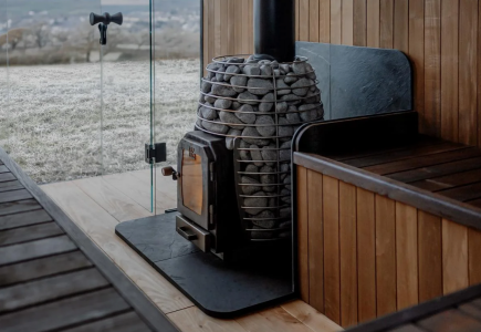 Katero peč za finsko savno izbrati? Popoln vodnik 2026