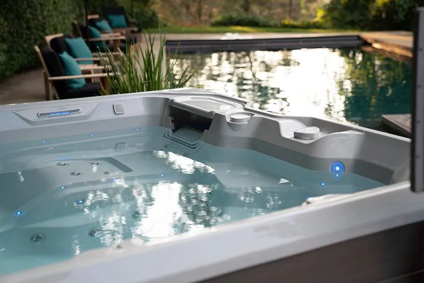 Jacuzzi ob naravnem bazenu.