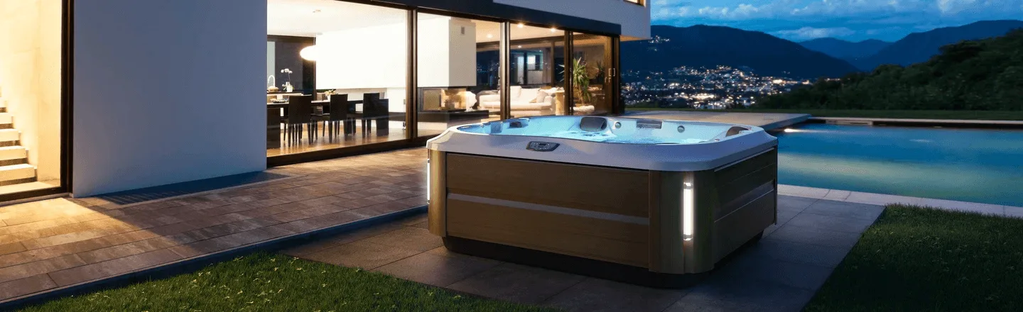 Jacuzzi na vrtu pred hišo ob bazenu.