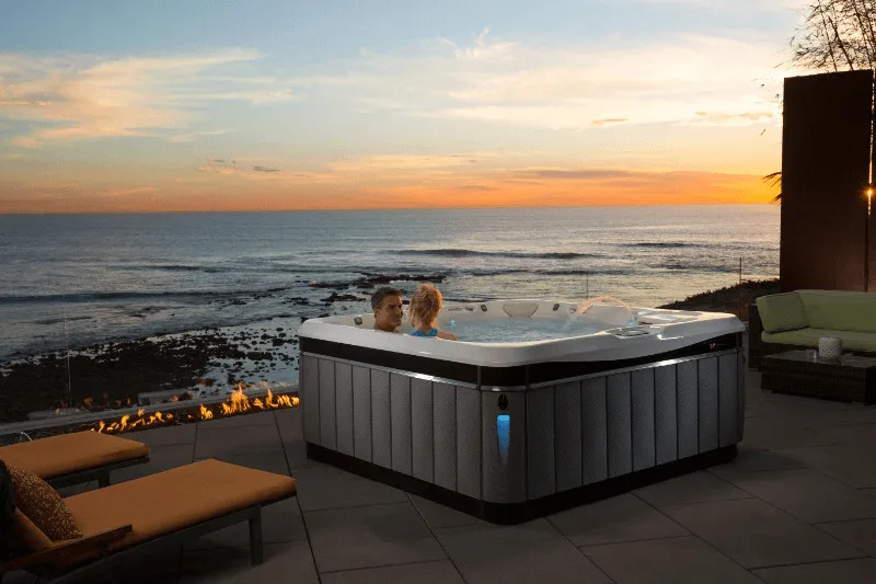 Jacuzzi ob morju ob sončnem zahodu.