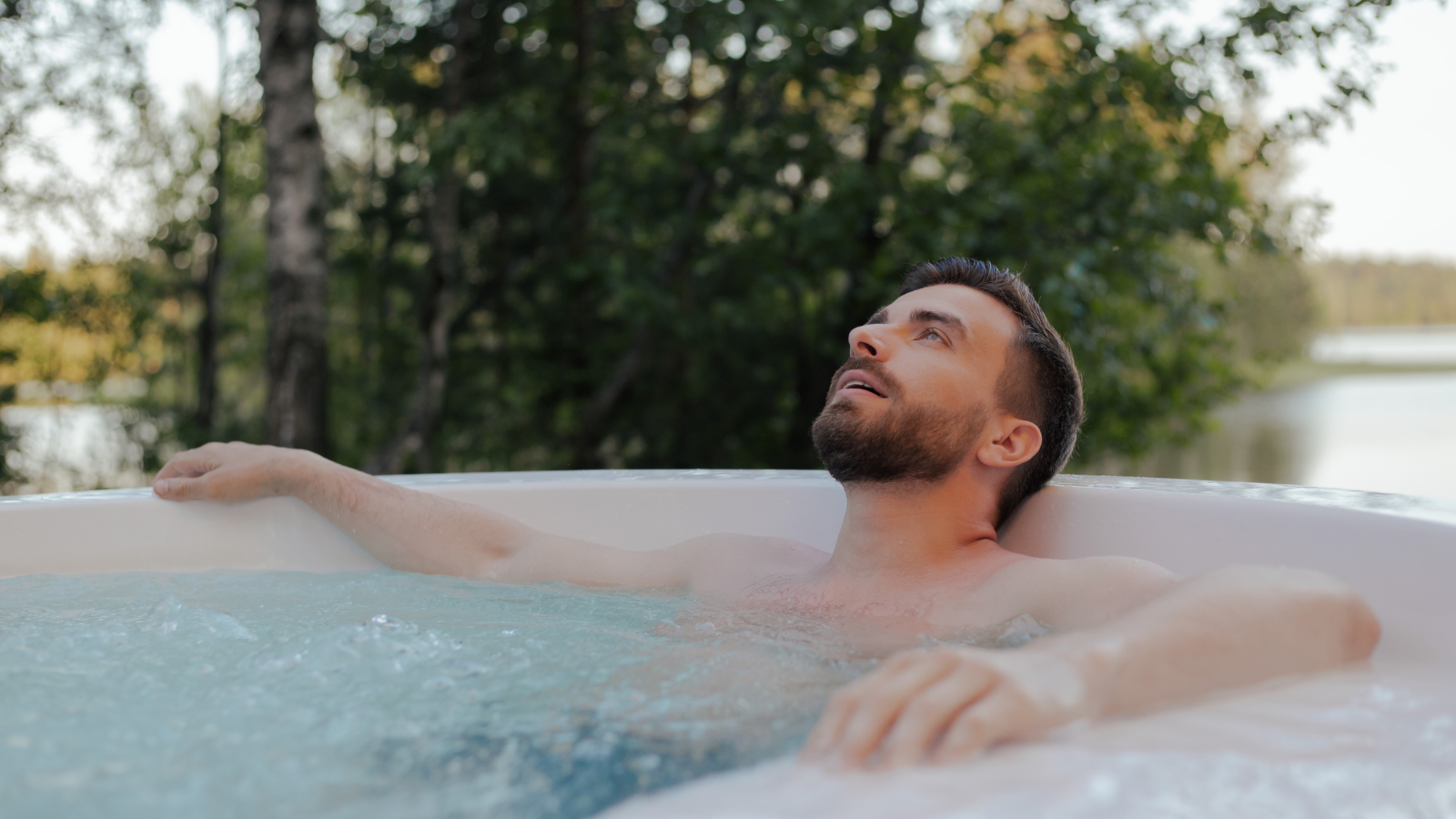 Moški v masažnem bazenu.